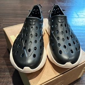 Kane revive shoe- never been worn